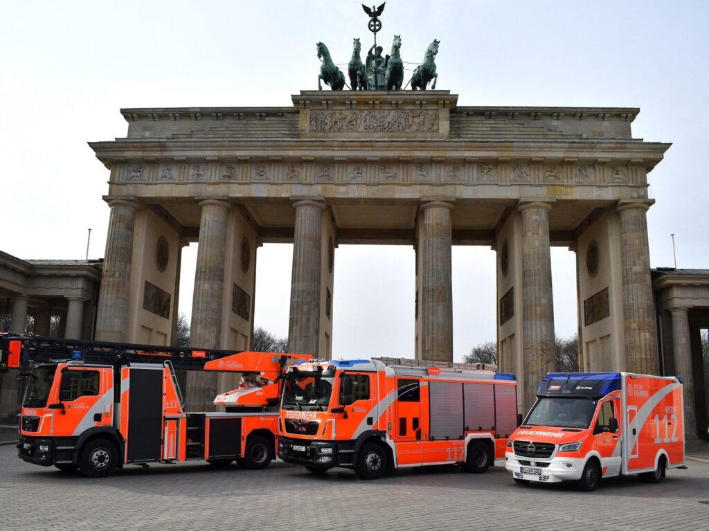 Die Berliner Feuerwehr setzt für 210 Rettungswagen und 50 Notarzteinsatzfahrzeuge auf das digitale Flottenmanagement von ZF.
//
One of Europe’s largest fire departments, the Berlin Fire Department, relies on ZF’s digital fleet management for 210 ambulances and 50 emergency vehicles.